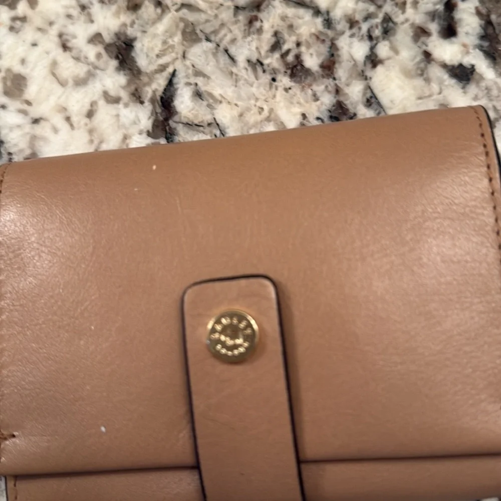 Radley London light beige Leather Wallet .. nwt
Authentic .. gold snap logo - Picture 3 of 5